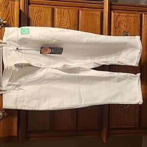 Copper flash mid rise curvy Capri. White. Size 16w. New w/tags.